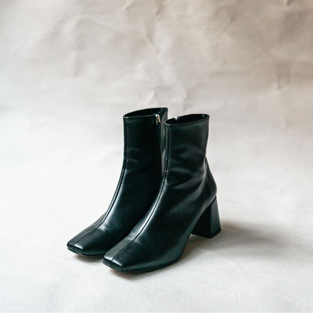 ALOHAS Black Square-Toe Block Heel Ankle Boots